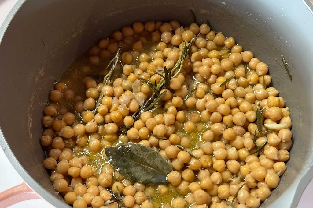 A simple pot of chickpeas