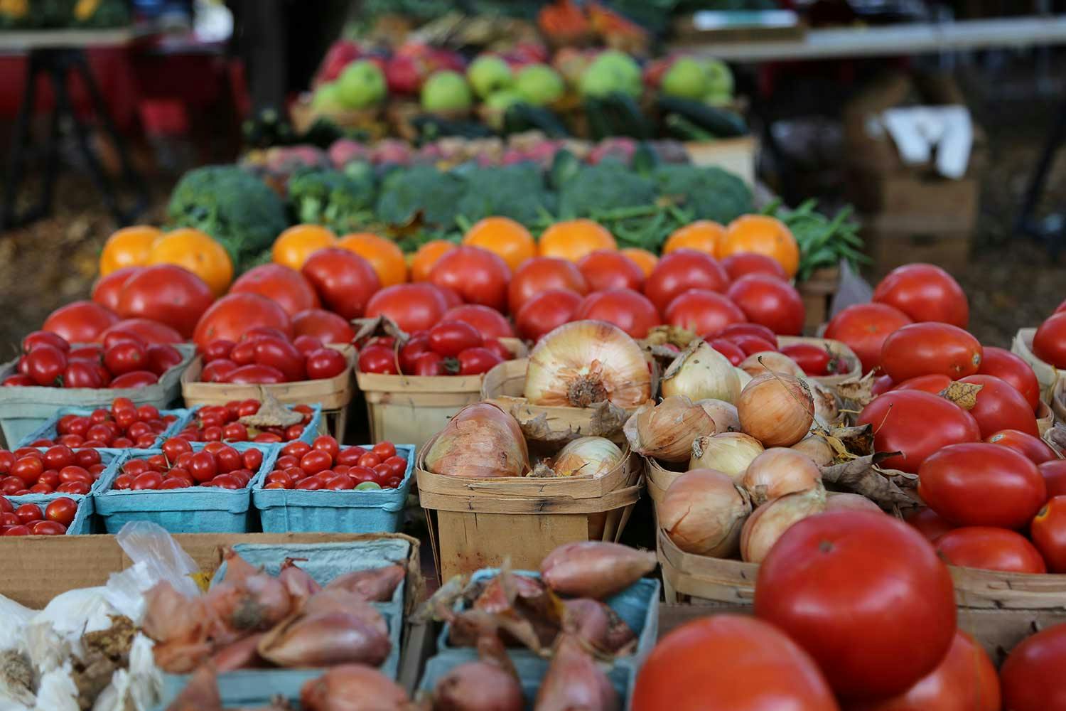 fruits-and-veggies-at-farmers-market